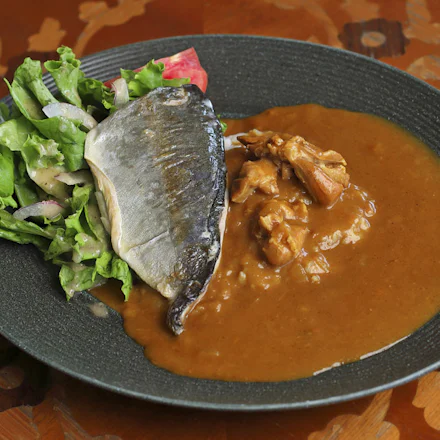 【葉山】地魚ドーン!絶景で味わう「港のマーロウ」名物カレーと限定プリン